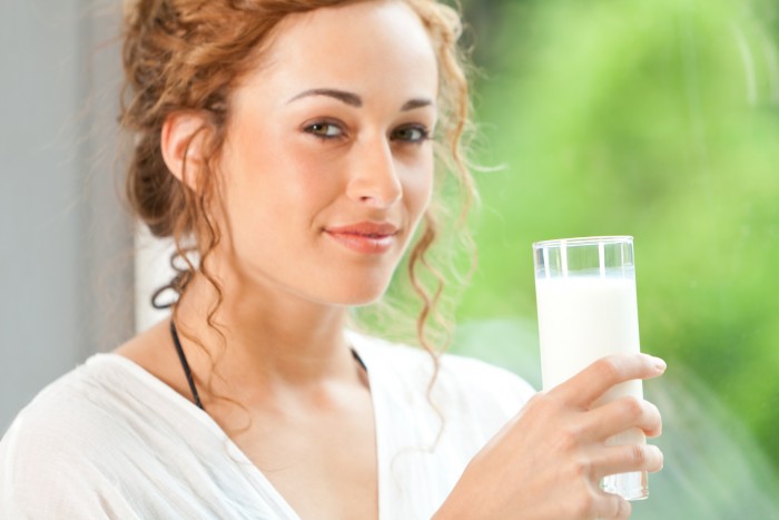 Topmodel mit Glas Milch